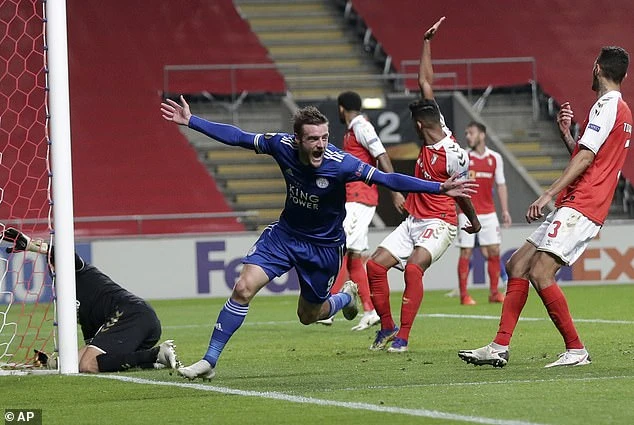 Jamie Vardy ghi bàn gỡ 3-3 trước Braga giúp Leicester đoát vé vào vòng 32 Europa League