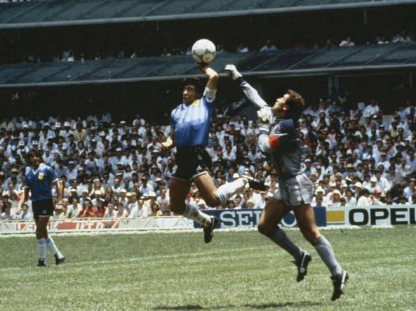 Maradona với bàn thắng nio63i tie6`1ngf là 'Bàn tay của Chúa' vào lưới tuyển Anh