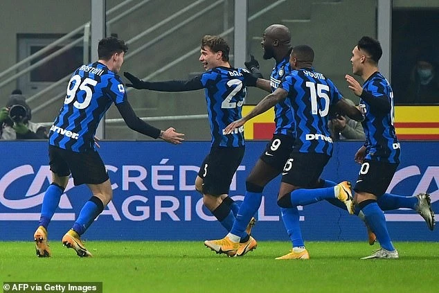 Các cầu thủ Inter ăn mừng chiến thắng