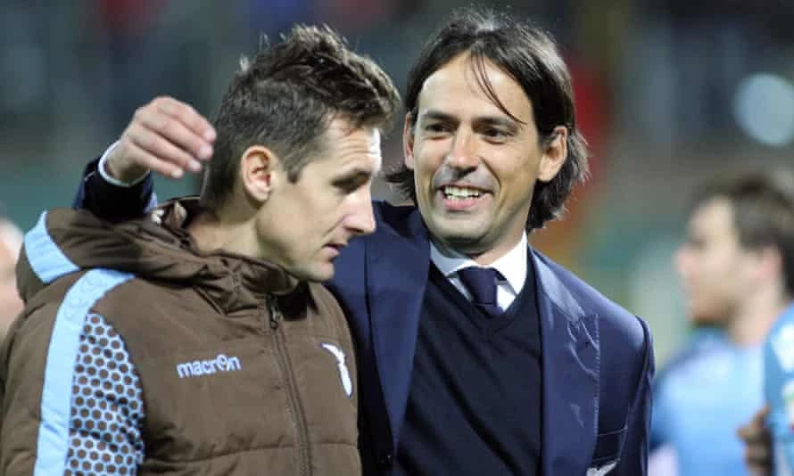 Simone Inzaghi (phải) và người bạn cũ Miroslav Klose (Bayern)