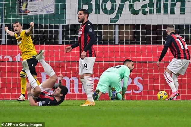 AC Milan may mắn gỡ hòa