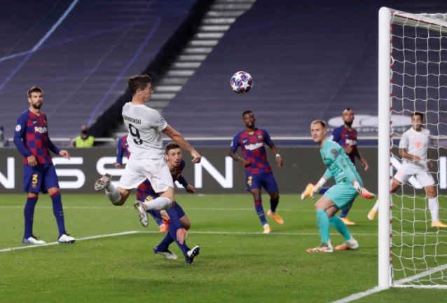 Robert Lewandowski ghi bàn trong trận Bayern thắng Barcelona 8-2