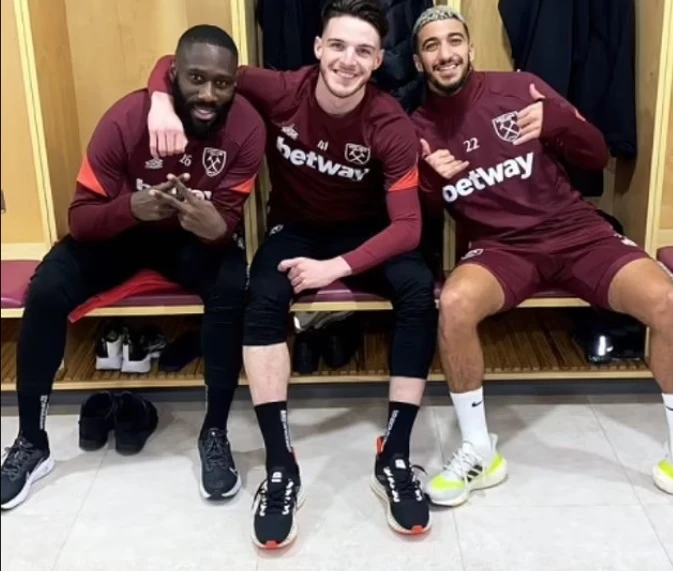 Các cầu thủ West Ham chụp ảnh trước buổi tập