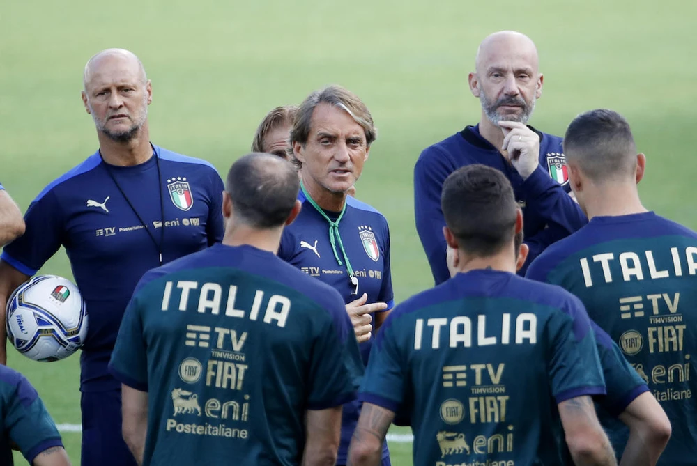 Nhiều người trong ban huấn luyện của Roberto Mancini phải tự cách ly