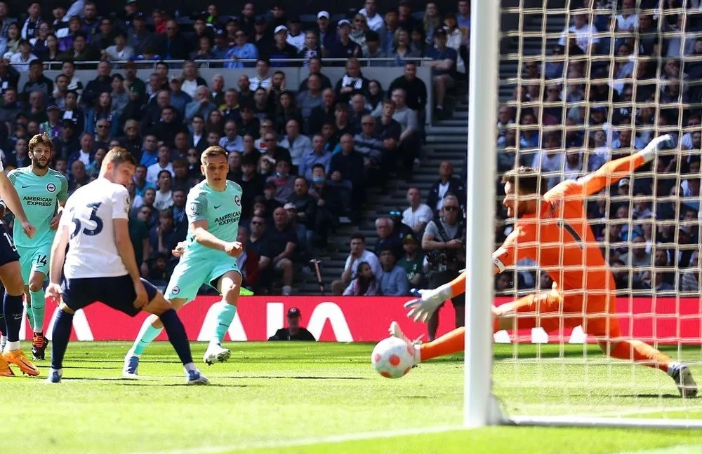 Pha ghi bàn của Trossard đã nhấn chìm Tottenham ở phút 90