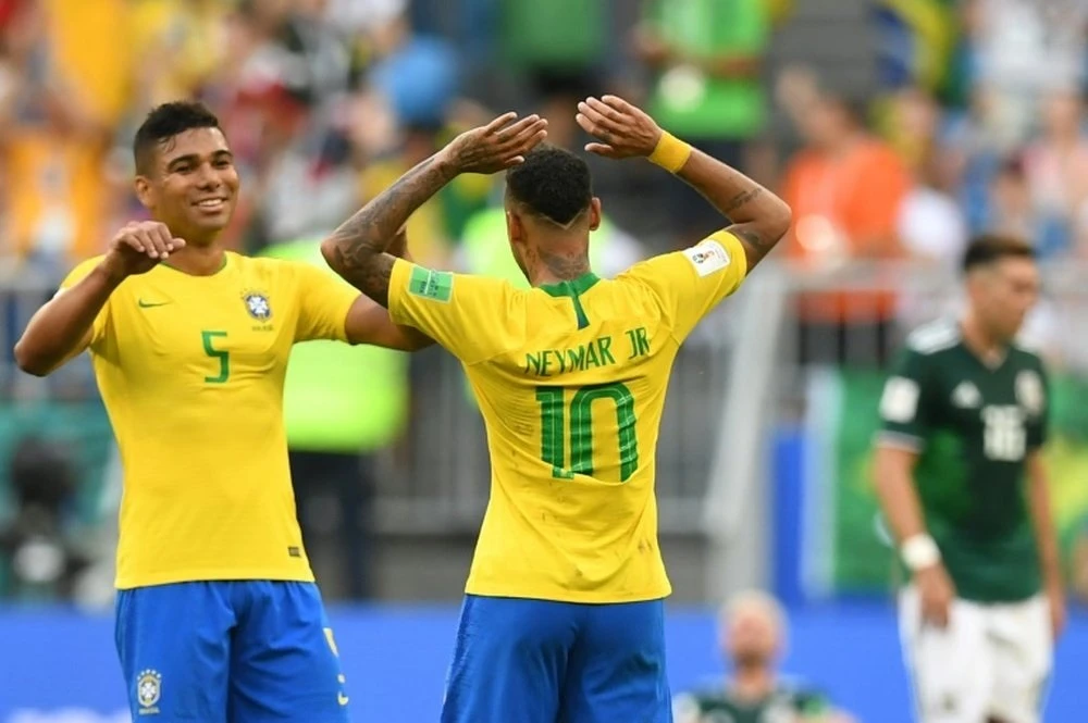 Casemiro và Neymar trong màu áo tuyển Brazil