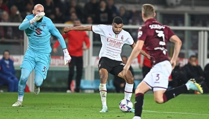 Messias ghi bàn sau tình huống kéo ngã hậu vệ Torino