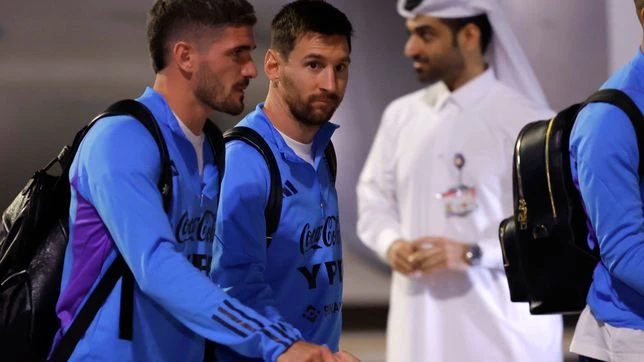Messi bỏ lỡ nửa buổi tập ở Qatar