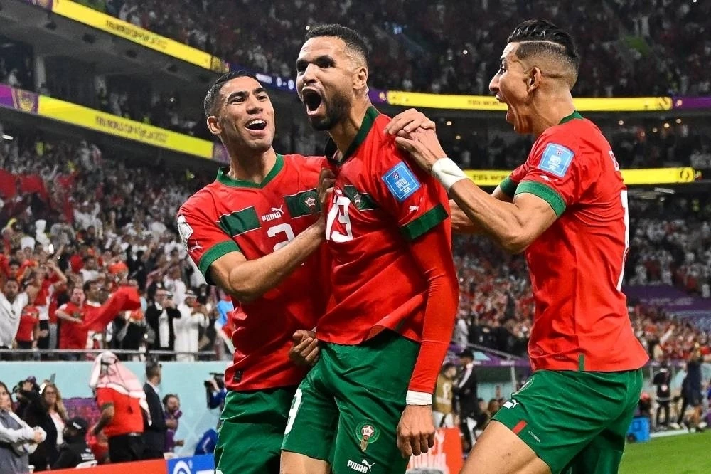 Youssef En-Nesyri (giữa) ăn mừng bàn thắng hạ gục Bồ Đào Nha
