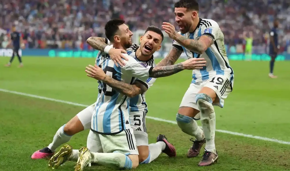 Các cầu thủ Argentina ăn mừng chiến thắng sau loạt sút luân lưu