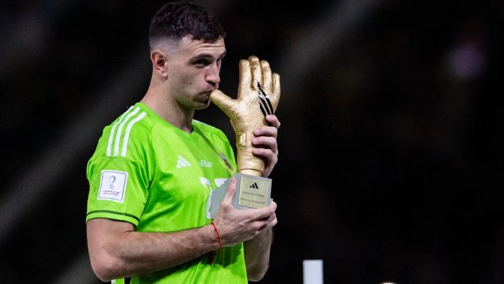 Emiliano Martinez nhận giải Găng tay vàng World Cup 2022