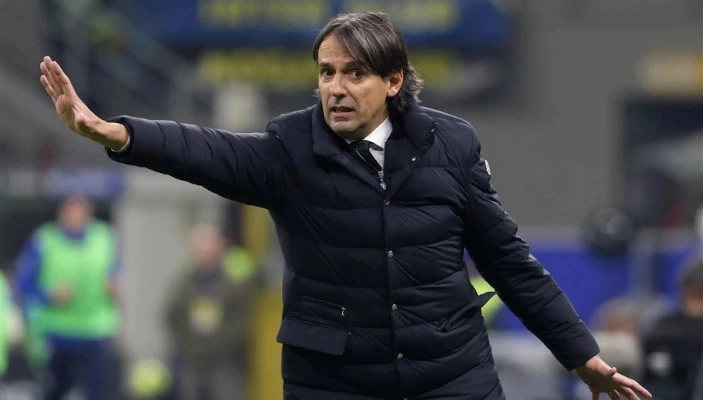 HLV Simone Inzaghi căng thẳng trong lúc chỉ đạo cầu thủ trận gặp Verona