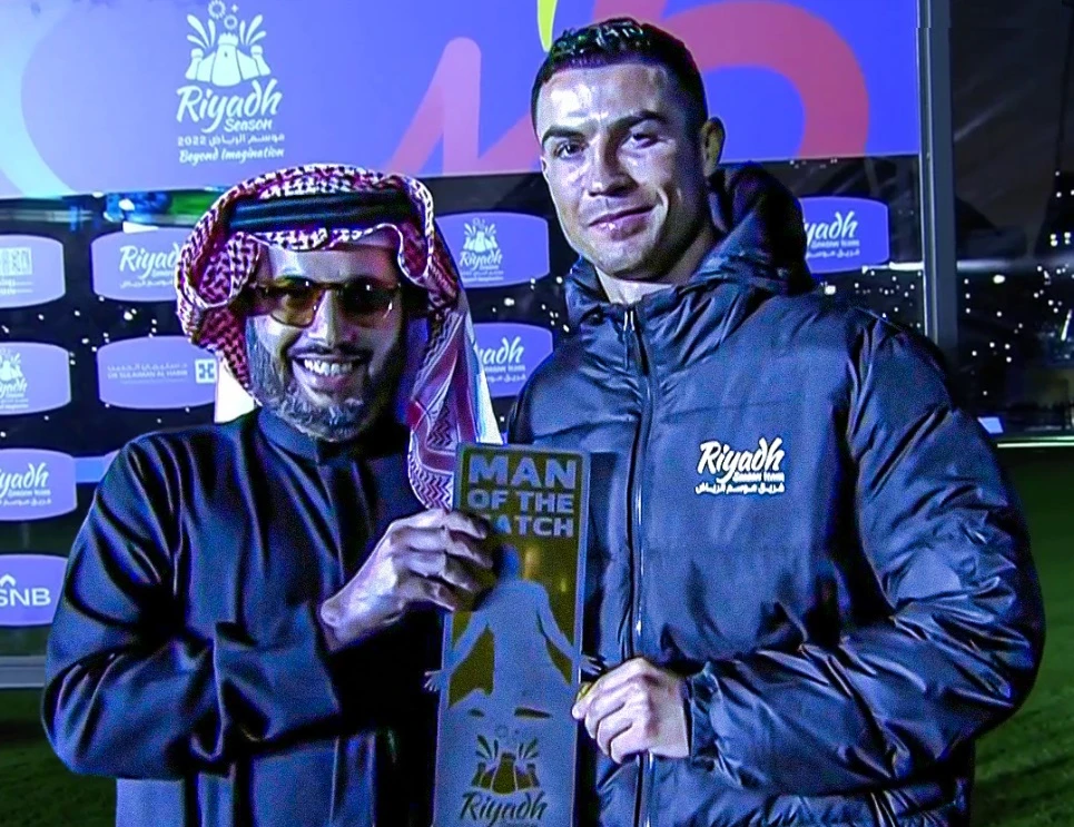 Ronaldo nhận giải thưởng Cầu thủ xuất sắc nhất trận đấu