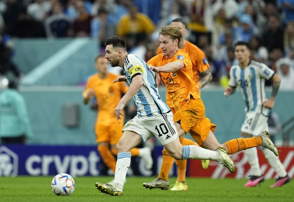 Lionel Messi đi bóng trong trận gặp Hà Lan
