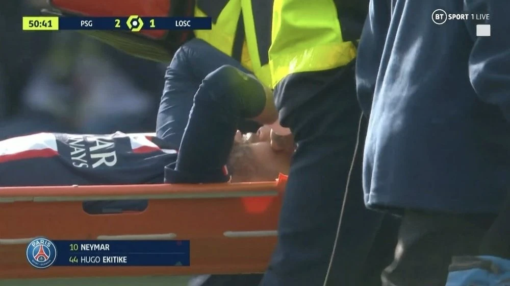 Neymar rời sân trong nước mắt