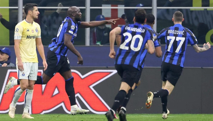 Tiền đạo Romelu Lukaku (giữa) ăn mừng bàn thắng cùng đồng đội