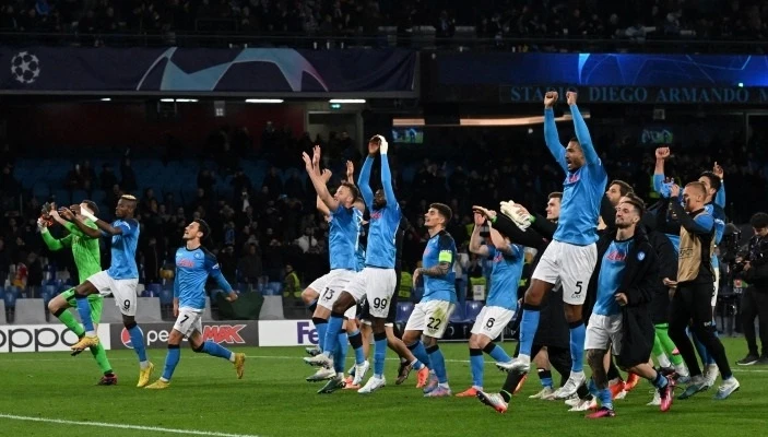 Napoli ăn mừng sau trận hòa Salernitana