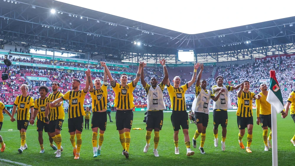 Toàn đội Borussia Dortmund ăn mừng chiến thắng trên sân Ausburg