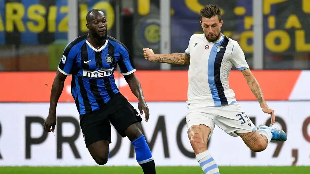Romelu Lukaku (trái) và Francesco Acerbi sẽ tiếp tục chơi cho Inter mùa tới