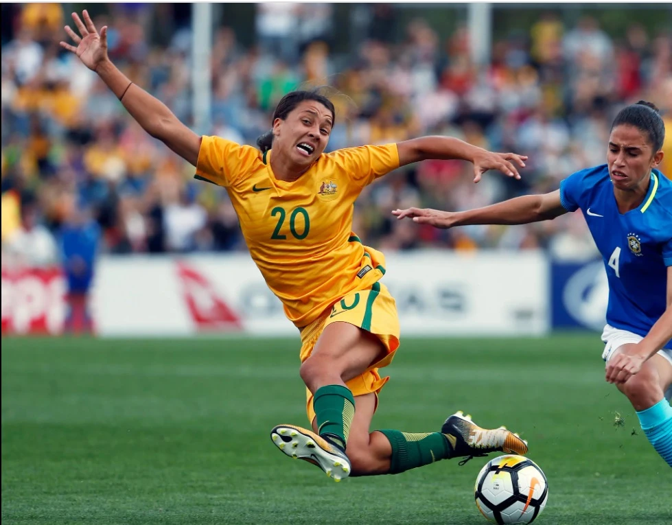 Tiền đạo Sam Kerr trong trận đấu với Brazil