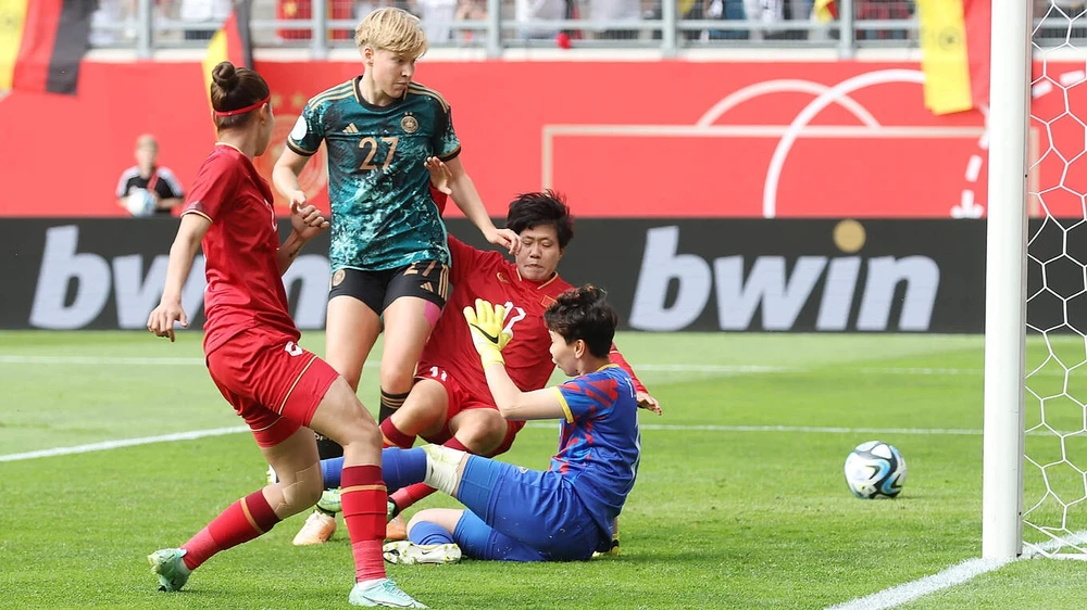 Paulina Krumbiegel ghi bàn vào lưới thủ thành Kim Thanh (tuyển Việt Nam)
