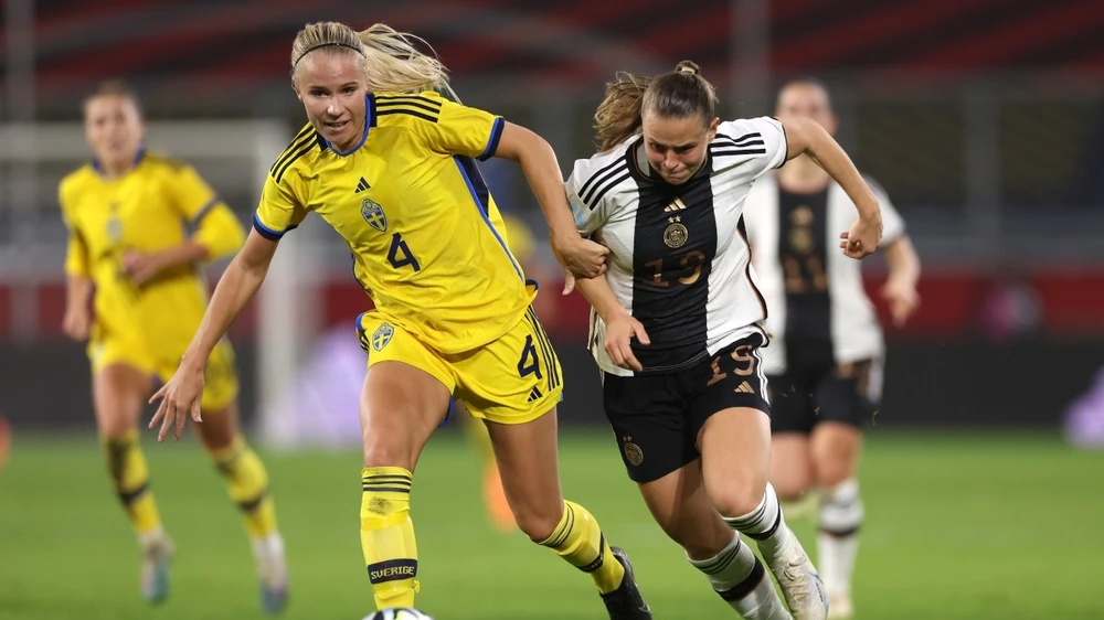 Stina Lennartsson mới ra mắt ở tuyển Thụy Điển trong trận gặp Đức