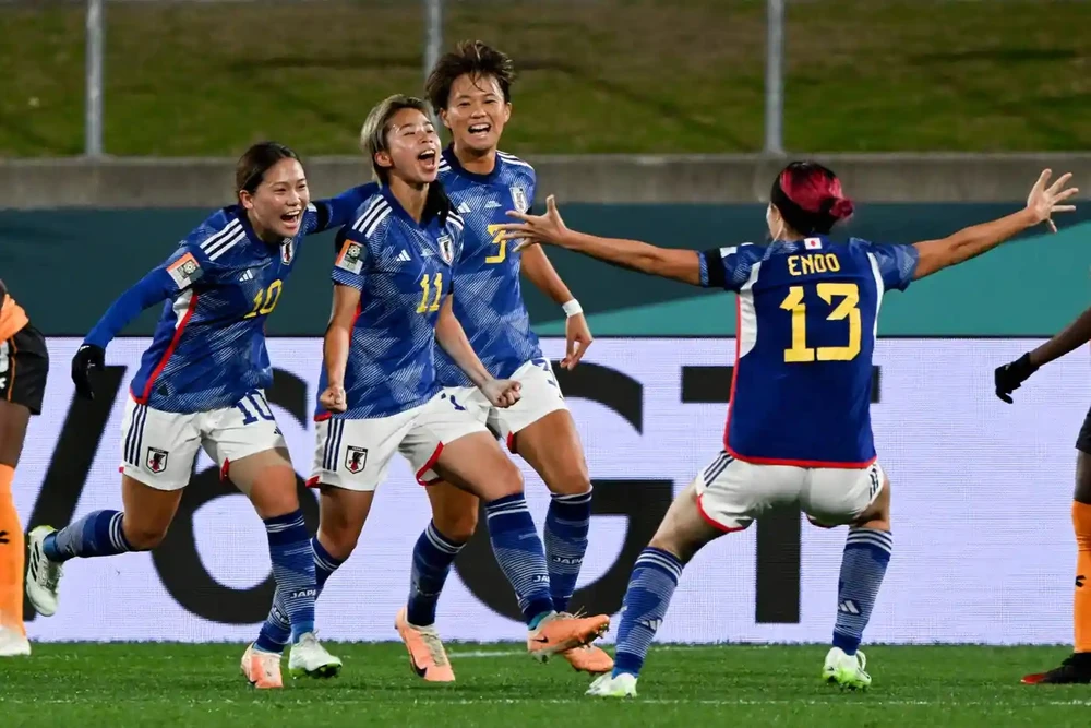 Mina Tanaka (11) ăn mừng bàn thắng