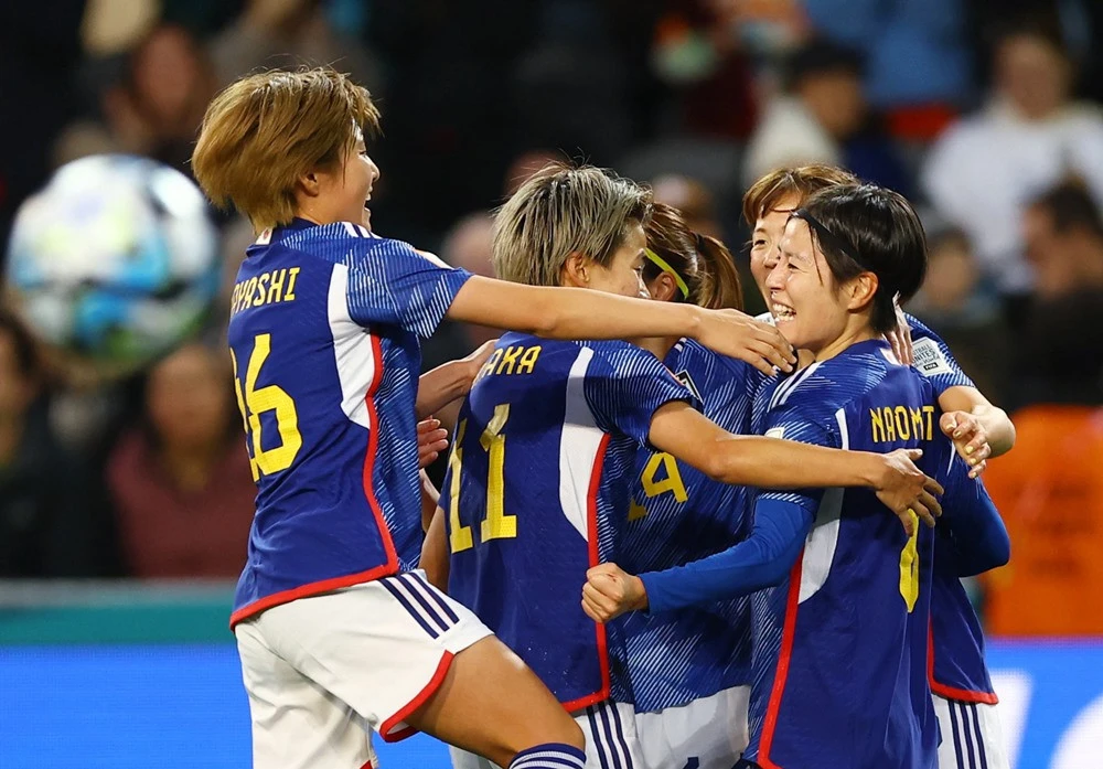 Các cầu thủ Nhật Bản ăn mừng chiến thắng