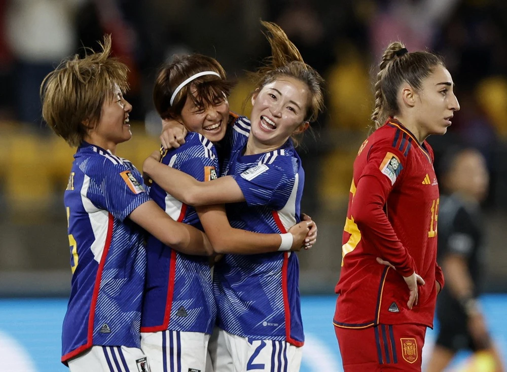 Hinata Miyazawa (giữa) và các đồng đội ăn mừng bàn thắng
