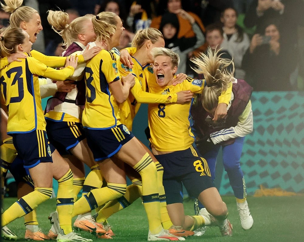 Các cầu thủ Thụy Điển ăn mừng chiến thằng cùng người hùng Lina Hurtig