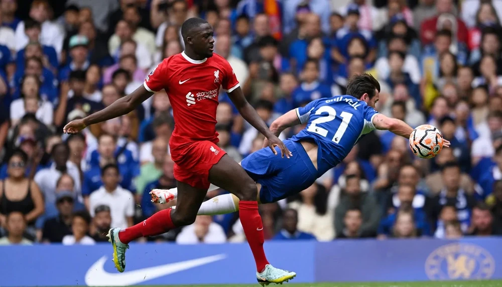 Trung vệ Ibrahima Konate tranh bóng với Ben Chilwell (Chelsea)