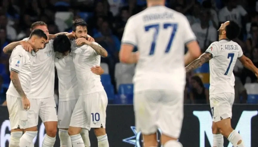 Lazio ăn mừng chiến thắng trên sân Napoli