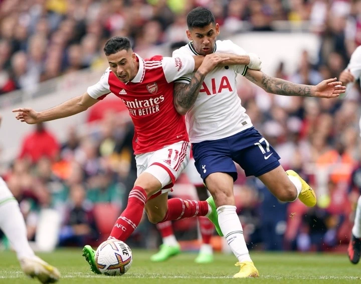 Martinelli (trái, Arsenal) tranh bóng với Romero (Tottenham)