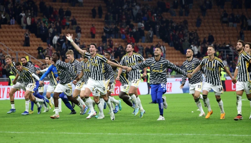 Các cầu thủ Juventus ăn mừng chiến thắng Milan