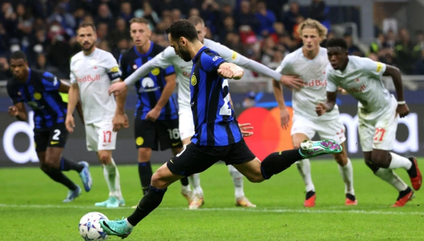 Hakan Calhanoglu sút thắng quả 11m cho Inter