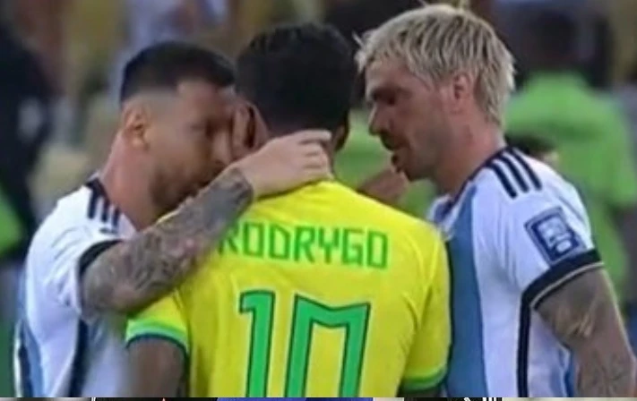 Rodrygo đã bỊ đàn anh Messi túm gáy