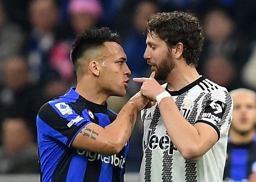 Lautaro Martinez (Inter Milan) và Manuel Locatelli (Juventus) trong lần đụng độ mùa trước
