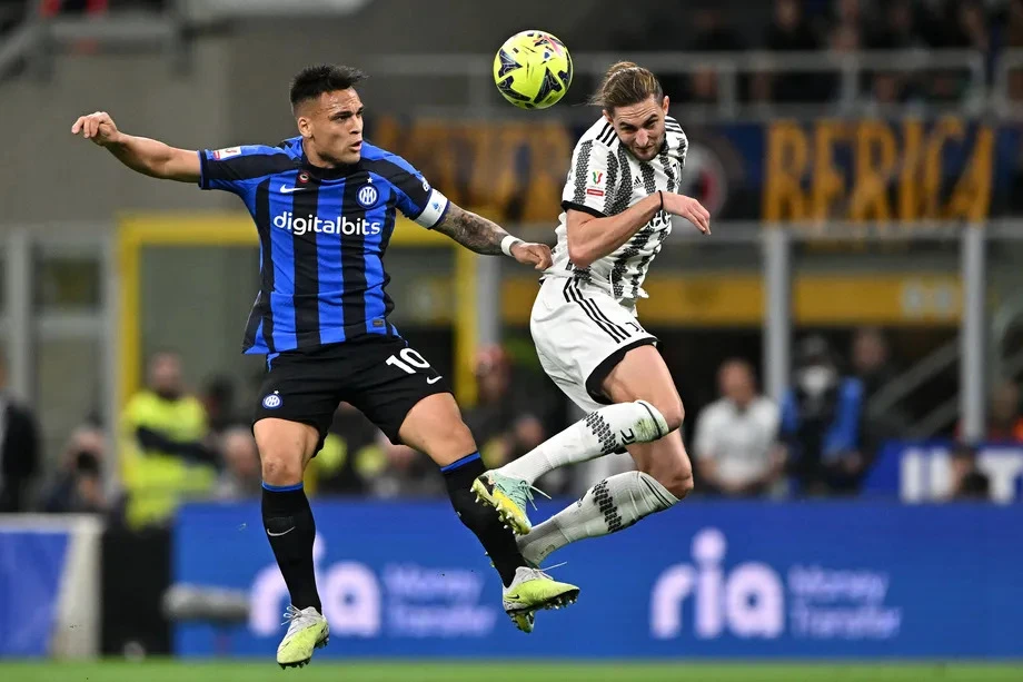 Lautaro Martinez (Inter, trái) tranh bóng với Adrien Rabiot (Juventus)