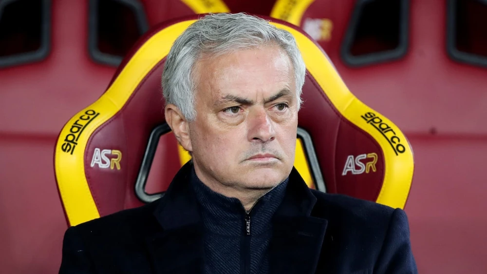 HLV Jose Mourinho lầm lì theo dõi trận đấu mà không phản ứng gì