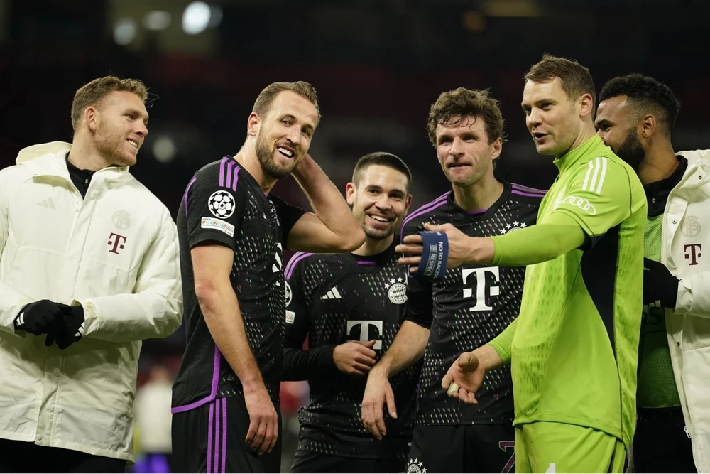 Các cầu thủ Bayern ăn mừng chiến thắng ở Old Trafford