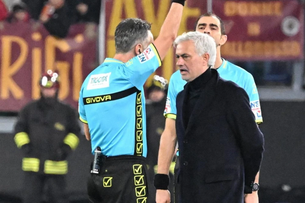 HLV Jose Mourinho lại lãnh thẻ đỏ