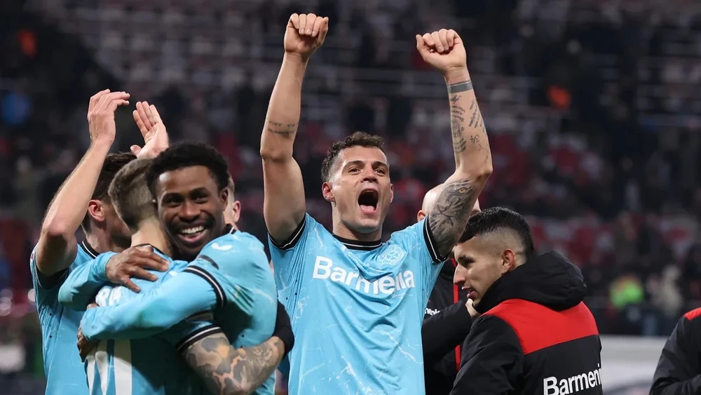 Bayer Leverkusen ăn mừng chiến thắng