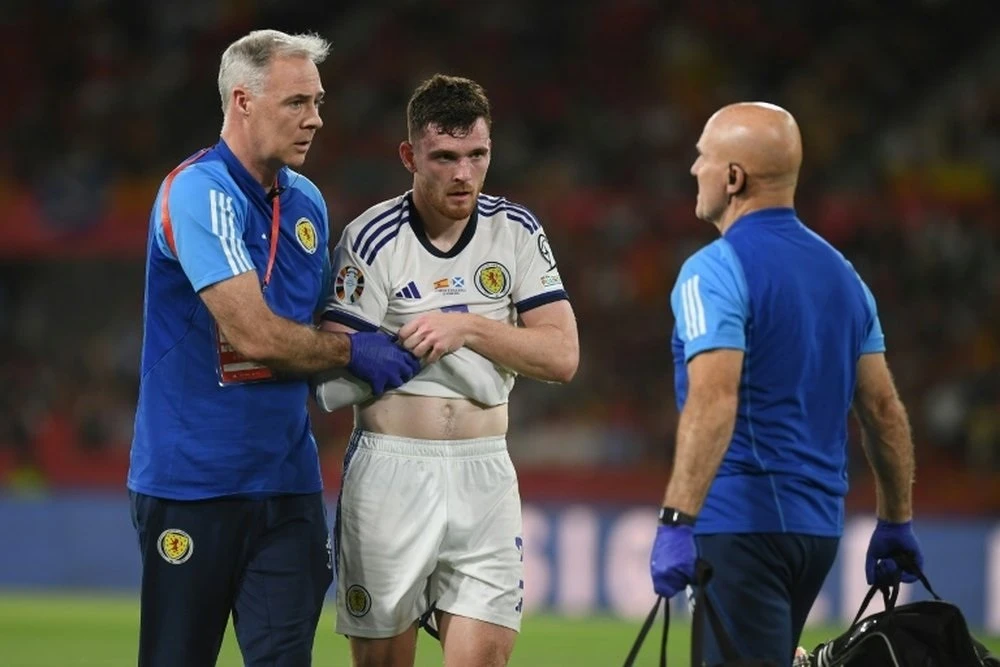 Andrew Robertson dính chấn thương vai trong trận gặp Tây Ban Nha hồi tháng 10