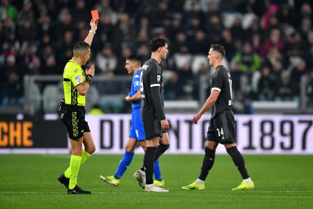 Arkadiusz Milik nhận thẻ đỏ khiến Juventus đứt mạch toàn thắng