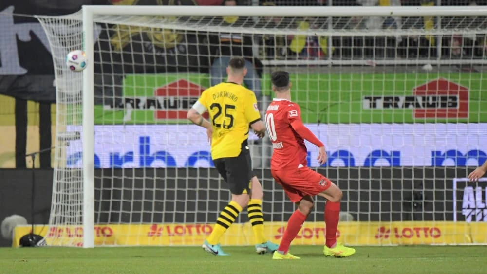 Pha dứt điểm chệch khung thành Borussia Dortmund của Tim Kleindienst