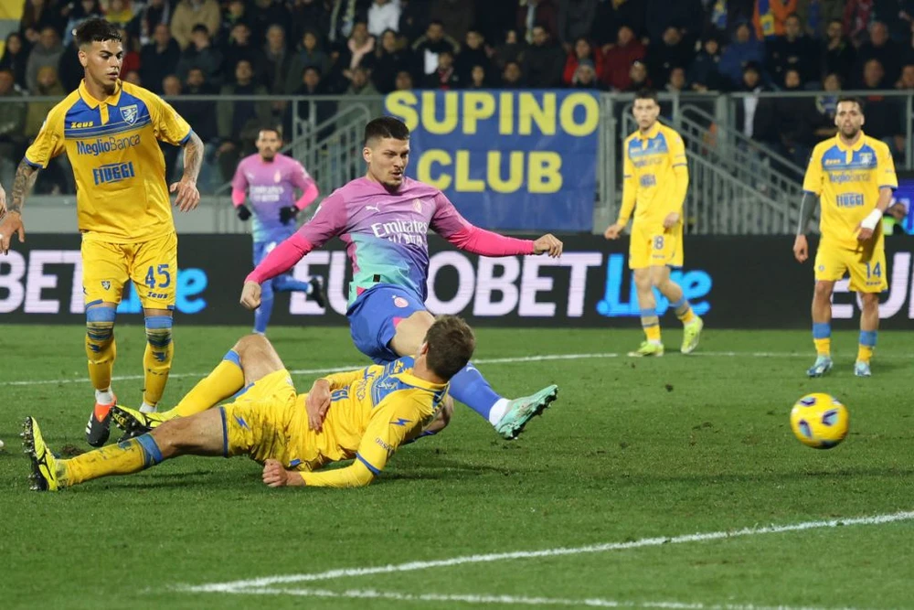 Luka Jovic ghi bàn ấn định tỷ số 3-2 cho AC Milan
