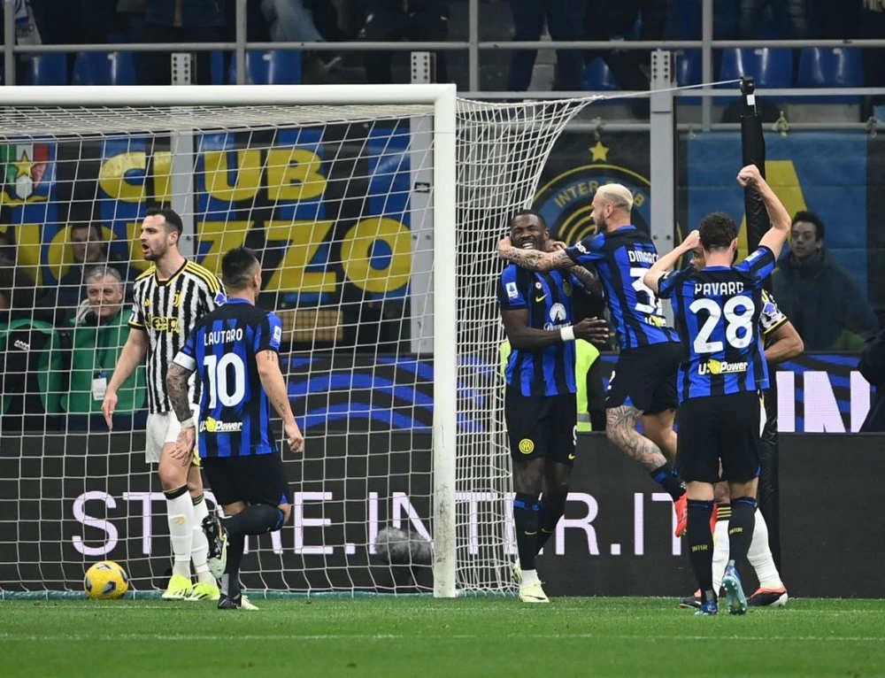 Các cầu thủ Inter ăn mừng bàn thắng hậu vệ Juve phản lưới nhà