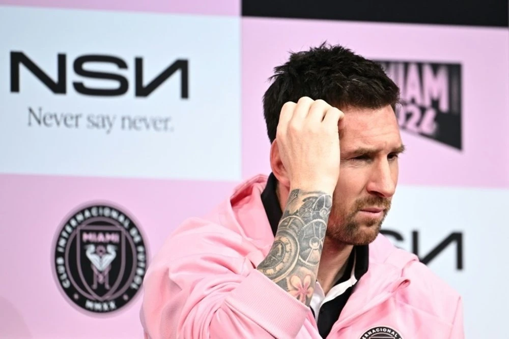 Leo Messi trong buổi họp báo vào thứ Ba