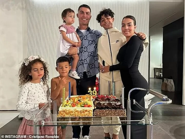 Ronaldo và gia đình cùng 3 chiếc bánh sinh nhật