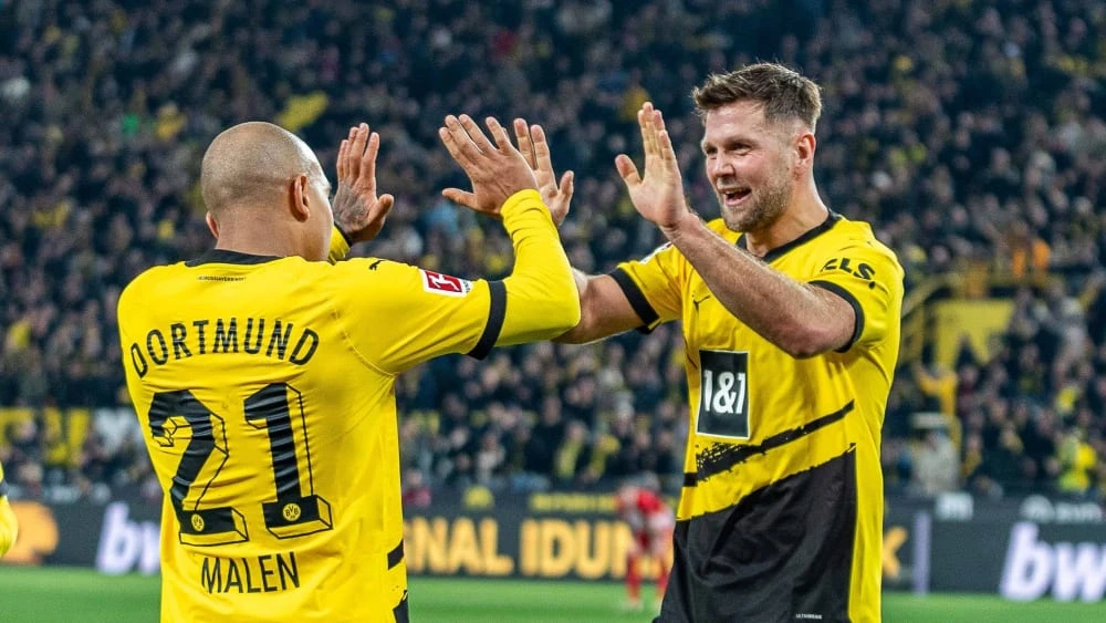 Donyell Malen và Niclas Fullkrug ăn mừng bàn thắng vào lưới Freiburg